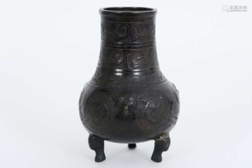 CHINA - MING-DYNASTIE (1368 - 1644) (?) antiek recipiënt op drie pootjes in brons [...]