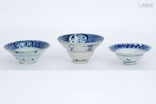 Lot (3) Chinees porselein met drie kommetjes met blauwwit decor - diameters : 16,5 [...]