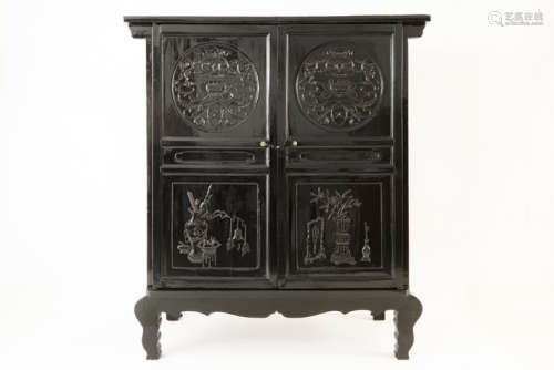 CHINA - QING-DYANSTIE (1644 - 1912) antiek meubel in zwartgelakt hout met twee [...]