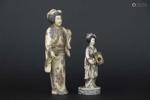 Lot van twee Chinese sculpturen met originele polychromie : 