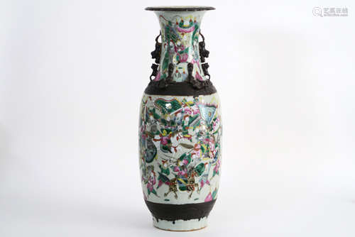 Chinese vaas in porselein met een polychroom decor met krijgers - hoogte : 61,5 cm [...]