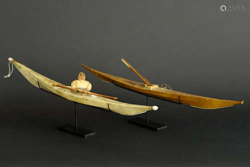 GROENLAND - INUIT - ca 1900/20 twee modelbootjes (soort speelgoed) van een [...]