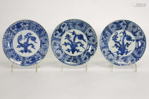 Set van drie ronde antieke Chinese Kang Hsi-schalen in porselein met een blauwwit [...]