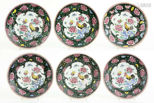 Zeldzame reeks van zes achttiende eeuwse Chinese borden uit de Qien Long-periode met [...]
