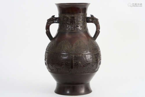 Negentiende eeuwse Chinese onderaan gemerkte vaas met greepjes in mooi gepatineerde [...]