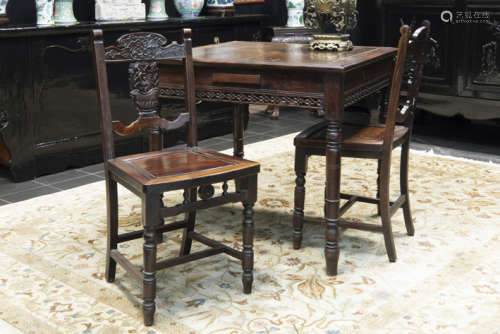 Antieke Oosterse set van tafel met vier kleine laden en twee stoelen in zwaar [...]