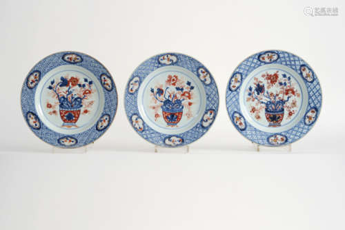 Set van drie achttiende eeuwse Chinese borden in porselein met Imari-decor met [...]