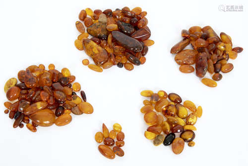 Groot lot amberstenen - - quite a big lot of amber stones -