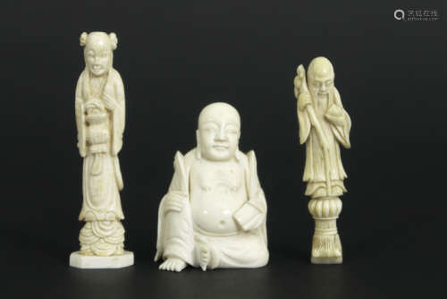 Lot van drie kleine Oosterse sculpturen in ivoor - hoogtes van 6 tot 9 cm - - [...]