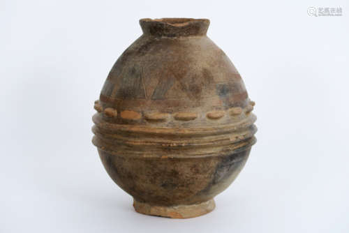 WEST-AFRIKA pot in aardewerk met reliëfversiering - hoogte : 34,5 cm - - [...]