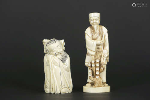Twee kleine Chinese sculptuurtjes in ivoor : slapertje (10 cm hoog) en een 