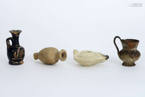 Lot (4) aardewerk met een Oud-Romeins olielampje en balsarium (1°/2° eeuw), een [...]
