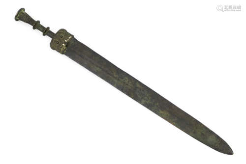 CHINA - HAN-DYNASTIE (220 BC - 206 AC) grafvondst : zwaard in brons met teksten op [...]