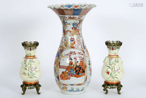 Lot (3) Japans met een paar vaasjes in faiënce en een Imari-waaiervaas (46 cm hoog) [...]