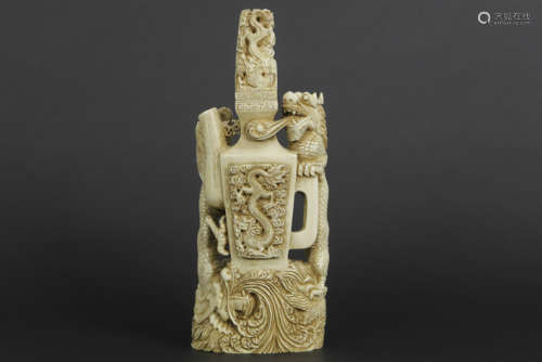 Speciale Chinese sculptuur in ivoor met een soort rotsformatie en met een ingewerkt [...]