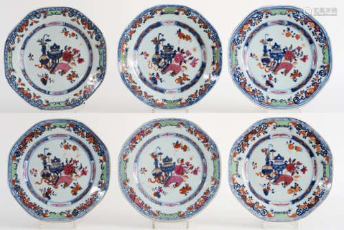Set van zes octogonale achttiende eeuwse Chinese borden in porselein met een decor in [...]
