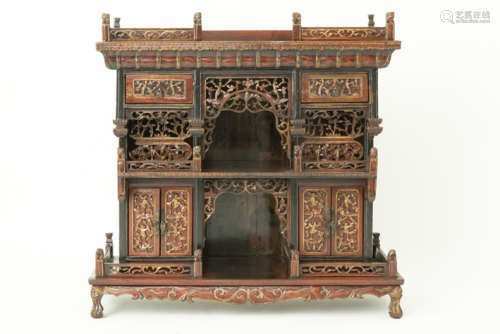 CHINA - QING-DYANSTIE (1644 - 1912) antiek huisaltaar in de vorm van een tempeltje [...]