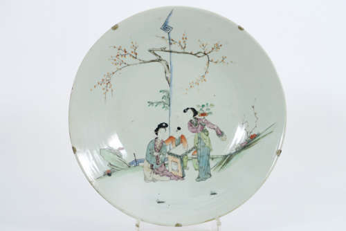 Chinese schaal in porselein met een polychroom decor met twee vrouwen en een kind aan [...]