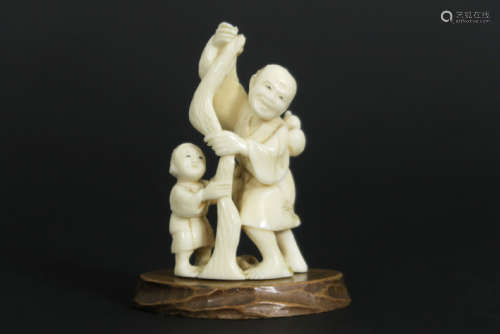Antieke kleine Chinese sculptuur in ivoor : 