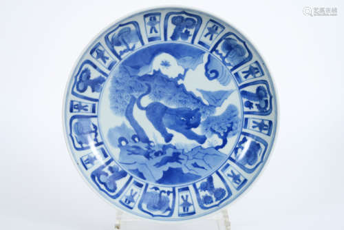 Chinese schaal in gemerkt porselein met een blauwwit decor met tijger onder een boom [...]