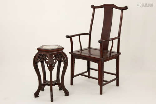 Lot (2) van een Chinese armstoel en een bijzettafel/sokkel - - Chinese armchair [...]