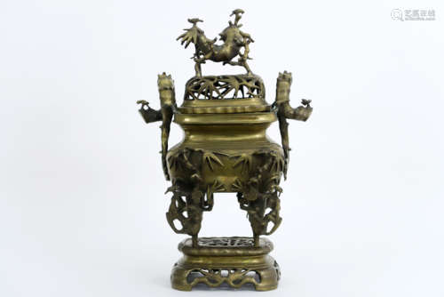 Antieke Chinese brûle-parfum met deksel en op voet in brons - hoogte : 47 cm - [...]