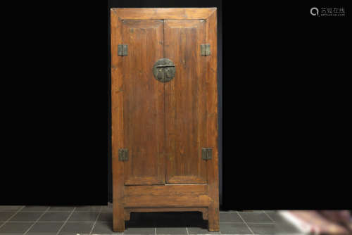 CHINA - QING-DYNASTIE (1644 - 1912) rank en sober meubel in mooi gepatineerd hout [...]