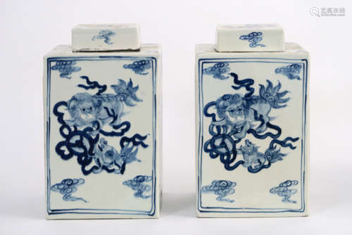 Paar Chinese gedekselde potten met vierkante basis in porselein met blauwwit decor [...]