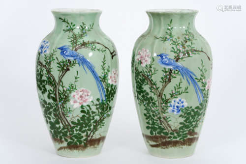 Paar Chinese vazen in porselein met lichtgroene celadon en polychroom vogel- en [...]