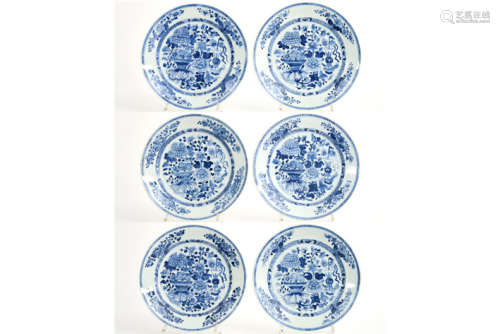 Set van zes achttiende eeuwse Chinese borden in porselein met een blauwwit decor met [...]