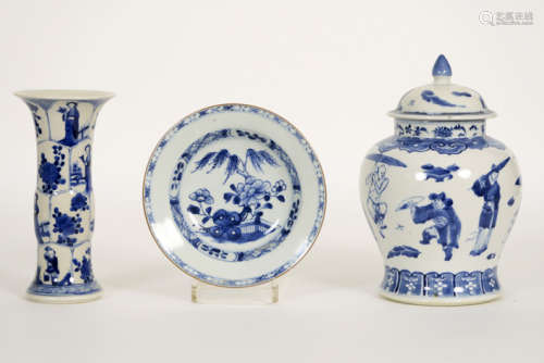 Lot (3) antiek Chinees porselein met blauwwit decor : een bord (diameter : 16,5 cm), [...]