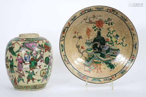 Lot (2) Chinees porselein met craquelé-glazuur en polychroom decor met een vaas [...]