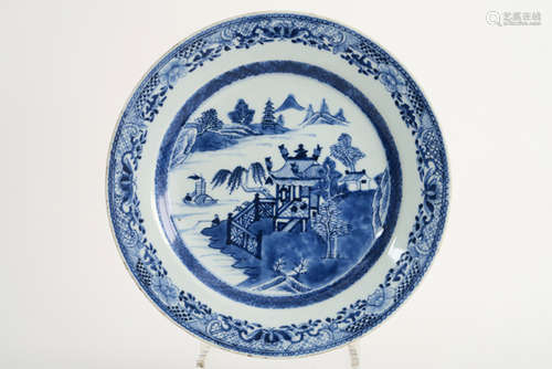 Achttiende eeuwse Chinese schaal in porselein met een blauwwit decor met Chinees [...]