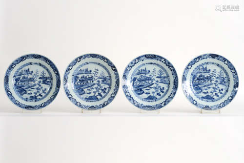 Set van vier achttiende eeuwse Chinese borden in porselein met een blauwwit [...]