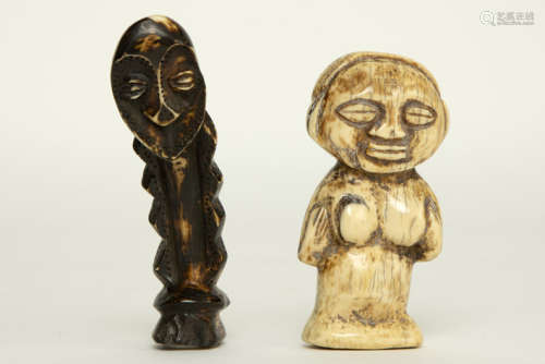 AFRIKA - KONGO lot van twee sculptuurtjes in ivoor : een vrouwelijk naakt (8 cm [...]