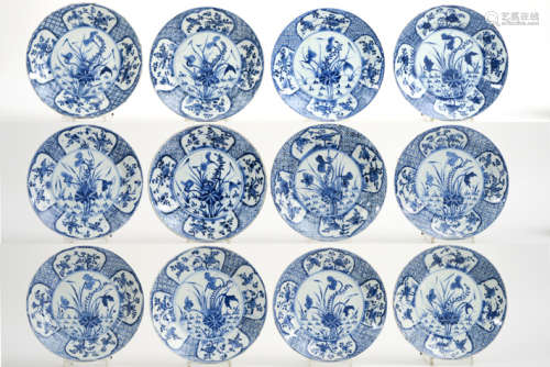 Set van twaalf zeventiende/achttiende eeuwse Chinese Kang Hsi-borden in gemerkt [...]