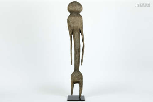AFRIKA / TOGO vrij grote sculptuur in hout met typische sterk gestileerde [...]