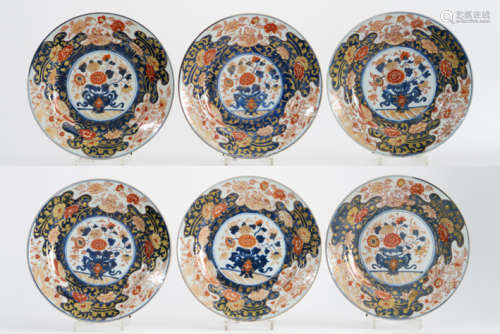 Set van zes achttiende eeuwse Chinese borden in porselein met een rijk en gevuld [...]