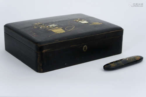 Lot (2) met een lakdoos en een Chinese brillenetui in lak - - a Chinese box and a [...]