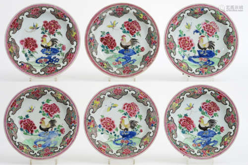 Reeks van zes achttiende eeuwse Chinese borden uit de Qien Long-periode met een [...]