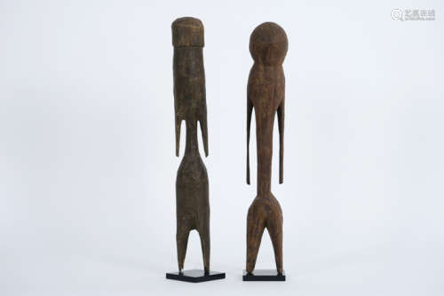 AFRIKA / TOGO lot van twee sculpturen in hout met typische sterk gestileerde [...]
