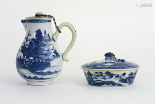 Lot (2) achttiende eeuws Chinees porselein met een blauwwit landschapsdecor : een [...]