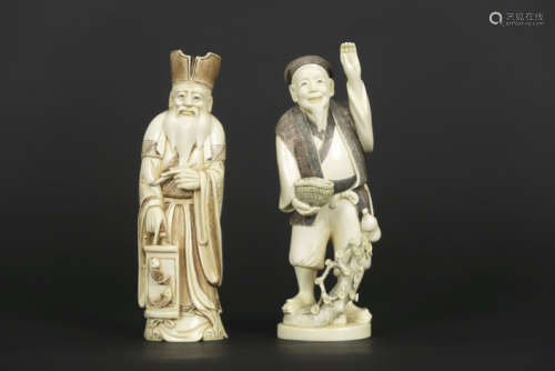 Twee mooie oude Chinese sculpturen in ivoor 