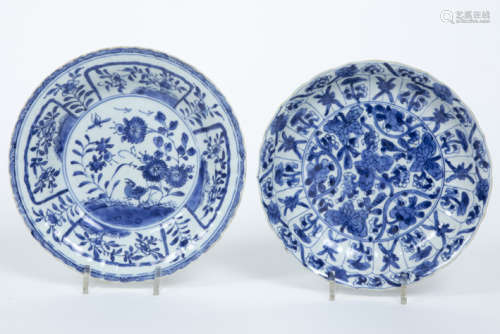 Twee zeventiende/achttiende eeuwse Chinese Kang Hsi-borden porselein met een blauwwit [...]