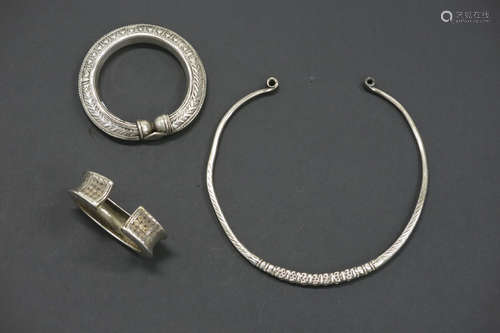 Lot (3) van een zeldzamere armband van Timor, een Indische halsband en een etnisch [...]