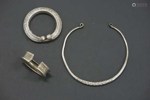 Lot (3) van een zeldzamere armband van Timor, een Indische halsband en een etnisch [...]