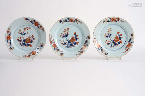Set van drie achttiende eeuwse Chinese borden in porselein met Imari-decor met [...]
