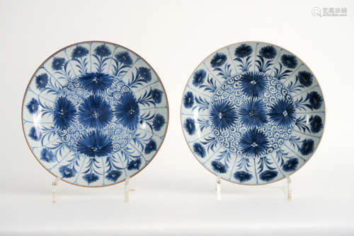 Paar achttiende eeuwse Chinese schalen in porselein met blauwwit bloemendecor - [...]