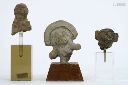 COLOMBIA - TAIRONA-CULTUUR - ca 1000 grafvondst : drie kleine antropomorfe kopjes [...]