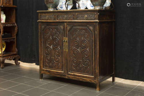 CHINA - QING-DYNASTIE (1644 - 1912) mooi antiek meubel met drie laden en twee [...]